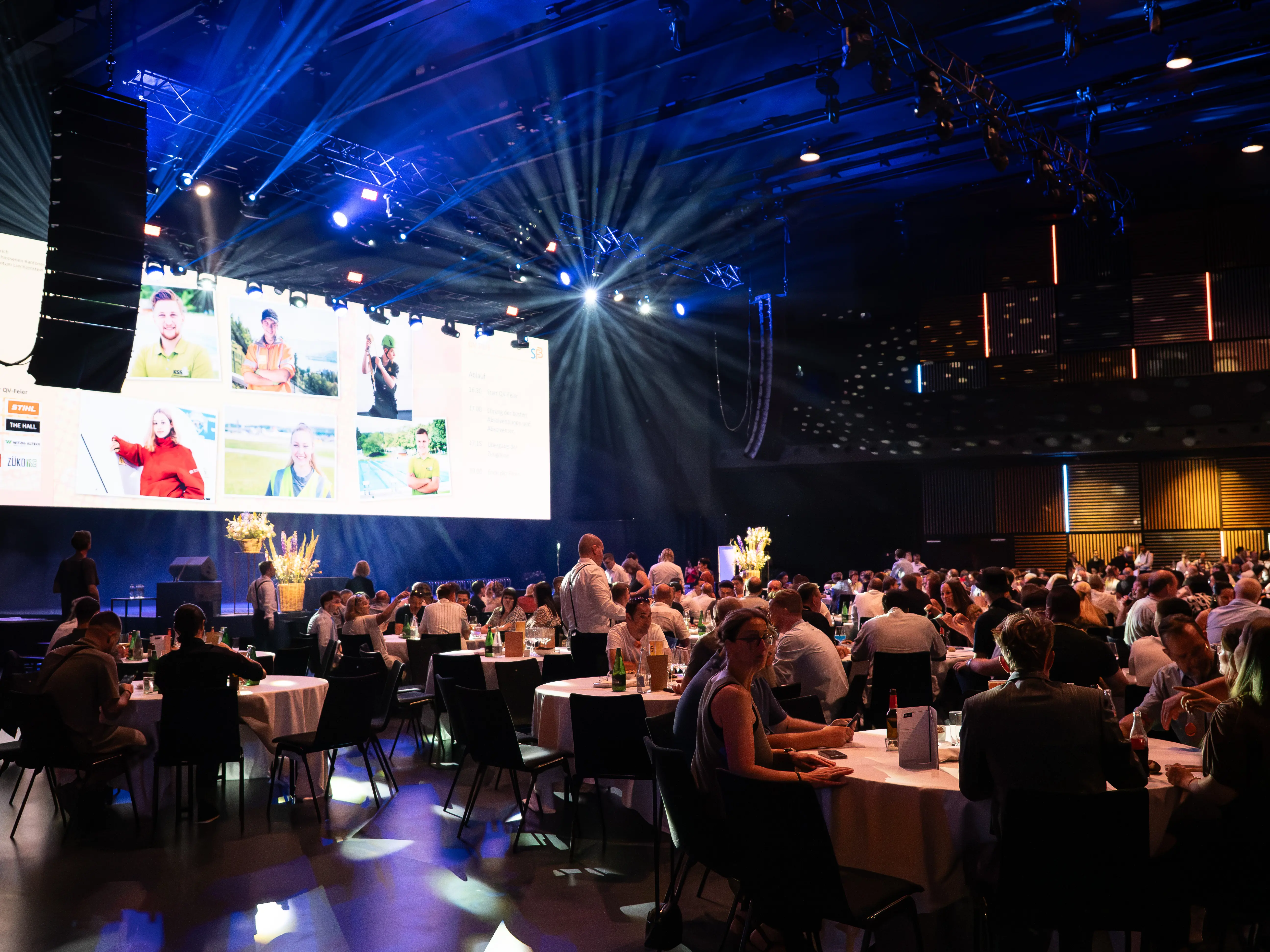 Veranstaltung in der HALL mit Gästen, Bühne, grosser LED-Wand und Lichtshow.