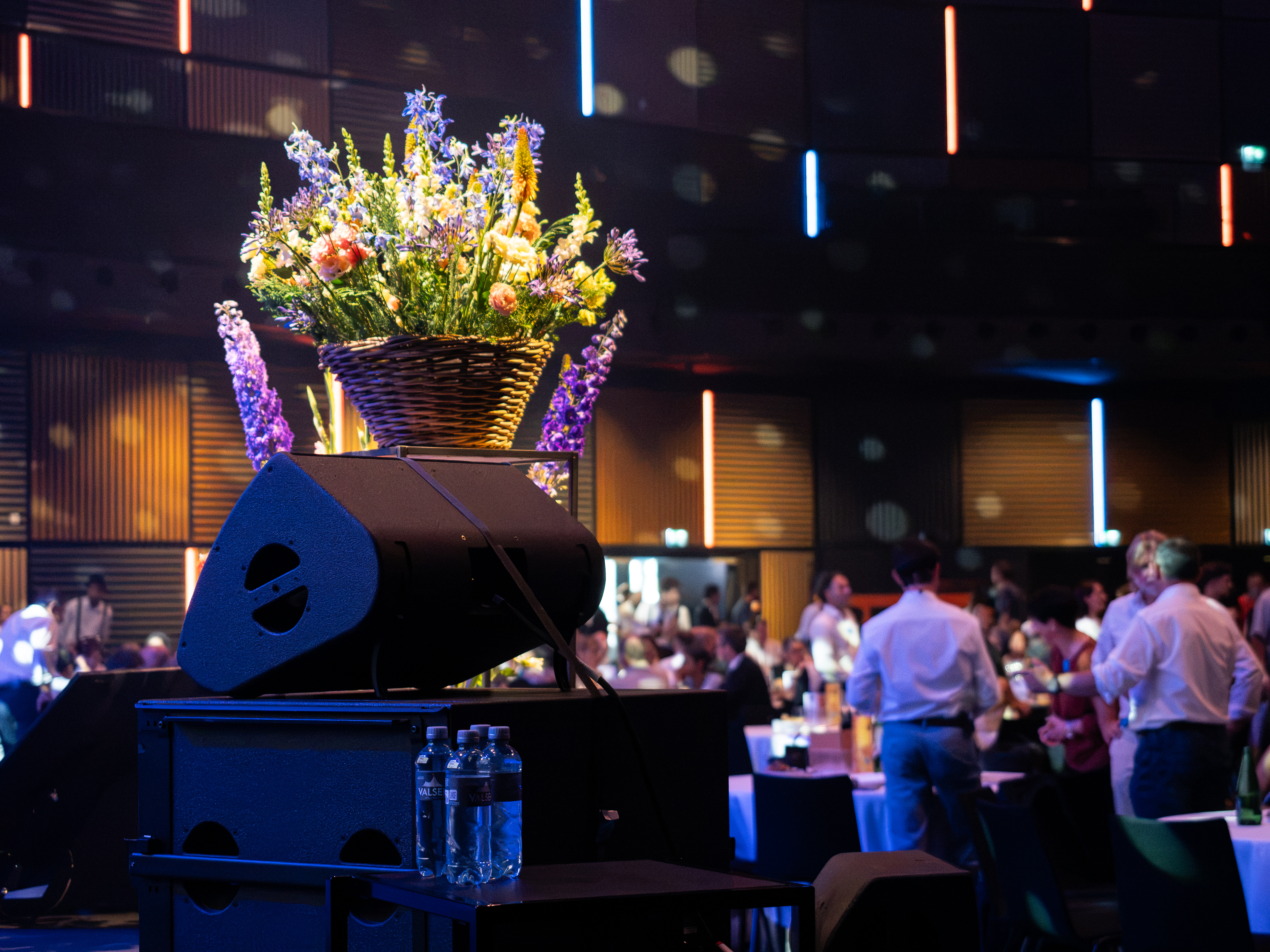Blumenarrangement auf der Bühne während einer Gala in der HALL