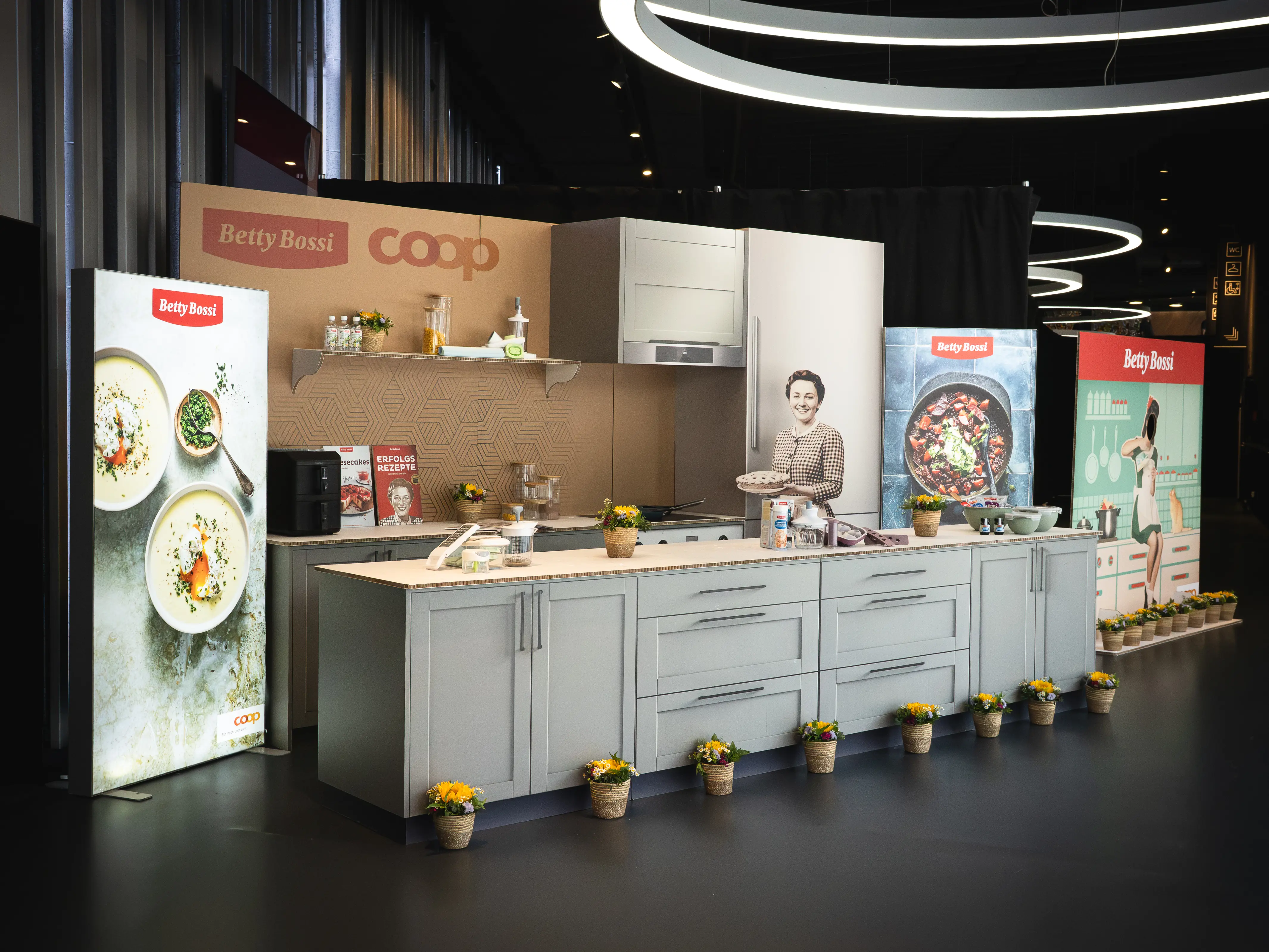 Betty Bossi und Coop Küchenstand im Foyer beim Coop Pensionierten-Anlass