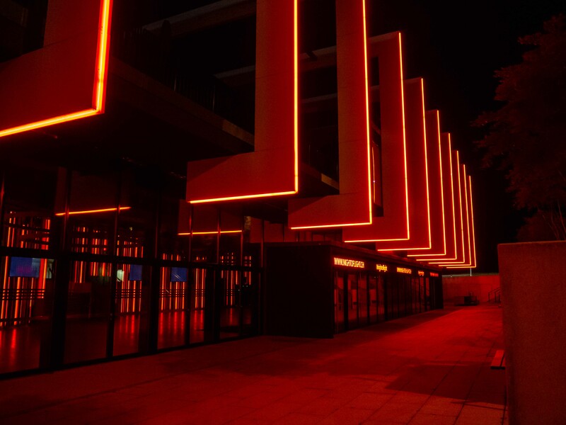 THE HALL rot beleuchtet an der «Night of Light» © Samsung Hall