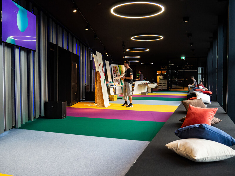 Der farbige Teppich im Foyer Loft leitete den Gast in den "Kreativbereich". © Samsung Hall