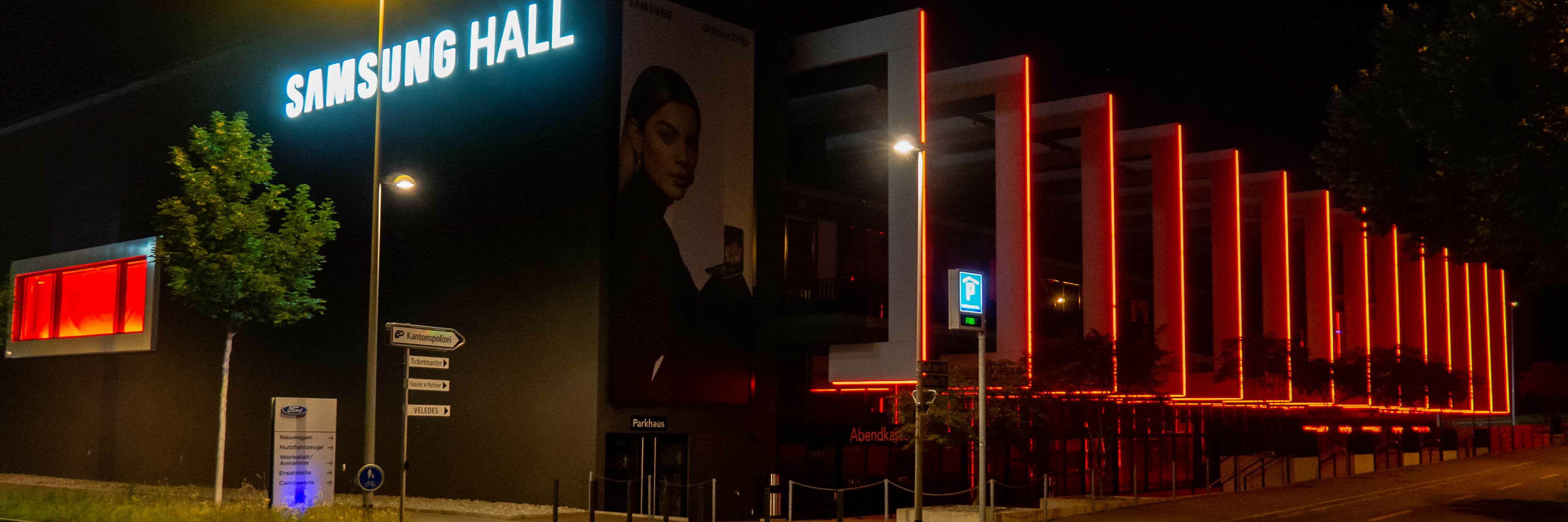 THE HALL Zürich rot beleuchtet für die Aktion «Night of Light» – die Eventbranche macht sich sichtbar