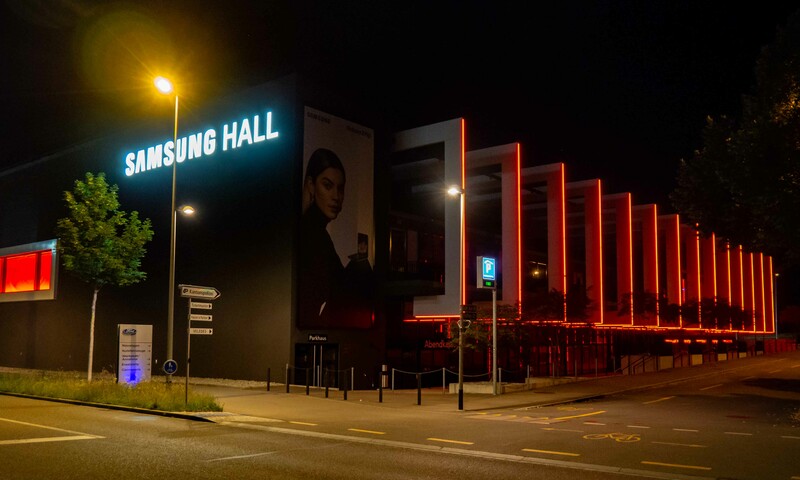 THE HALL Zürich rot beleuchtet für die Aktion «Night of Light» – die Eventbranche macht sich sichtbar